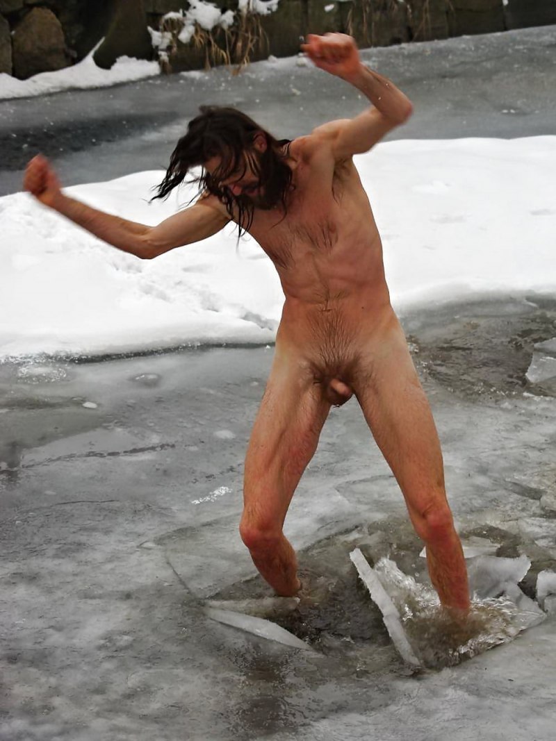 Купание мужчин голышом