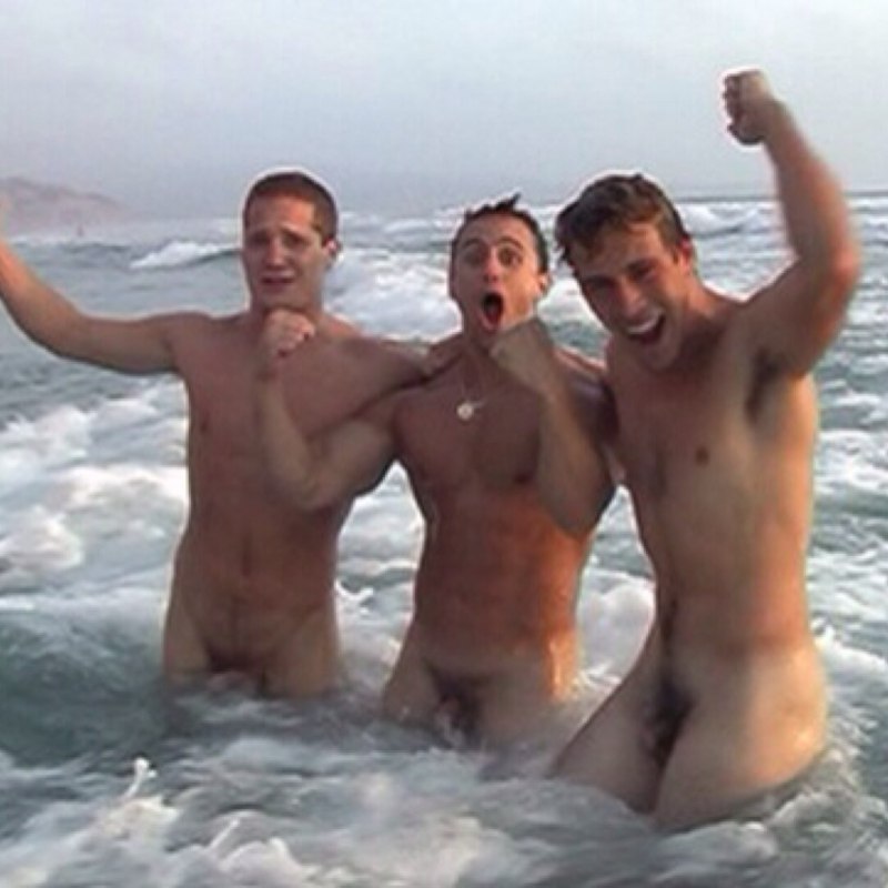 Мужики купаются голышом