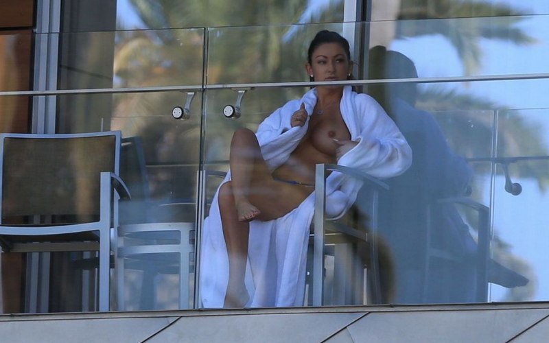 Топлесс на балконе отеля