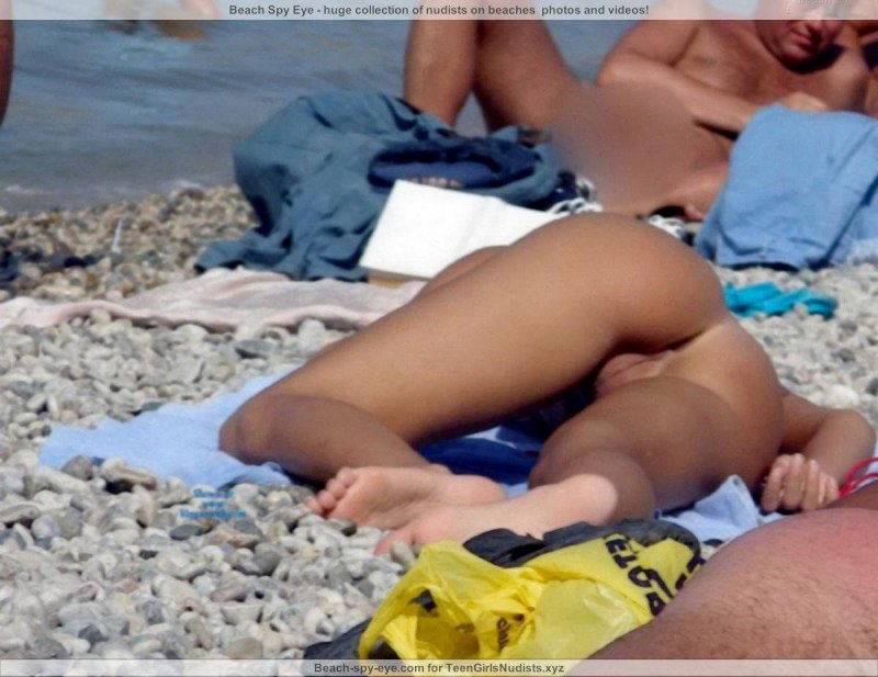 Девушки на пляже подсмотренное
