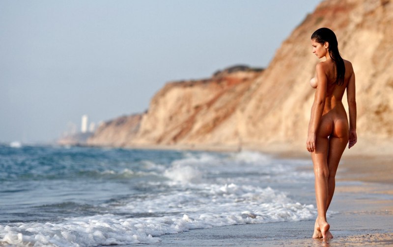 Девушка с большой грудью на пробежке