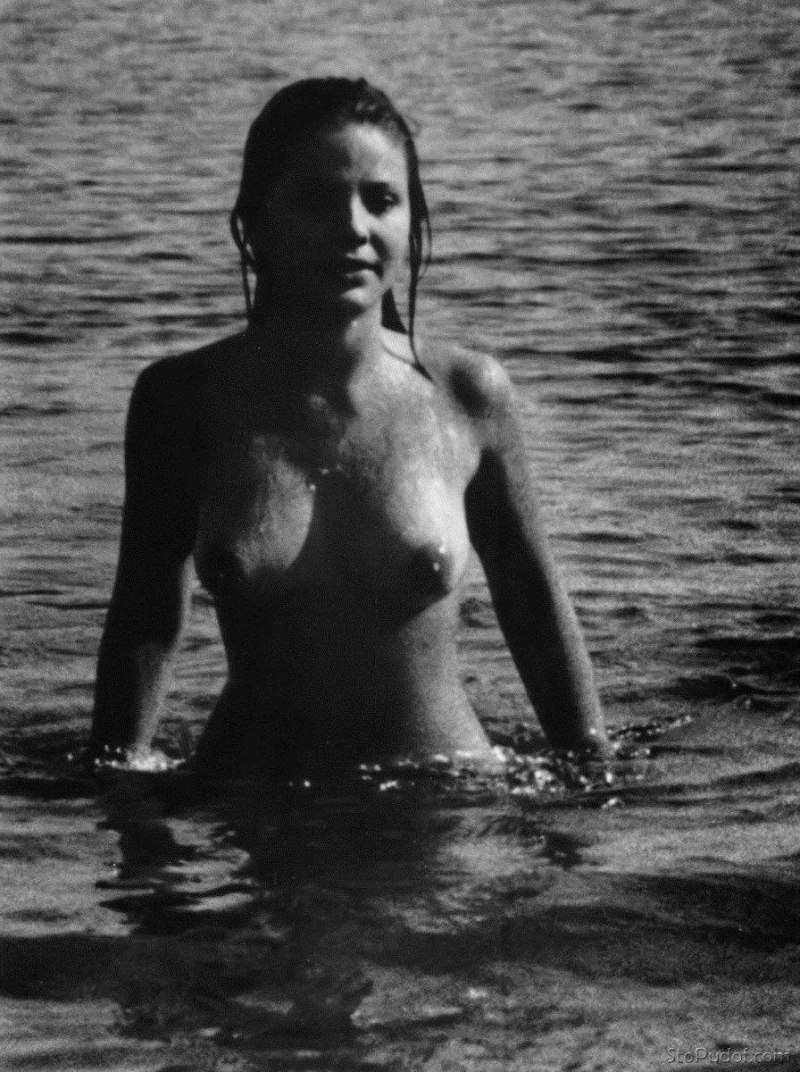 Орнелла Мути голая в "солнце на коже" (1971).