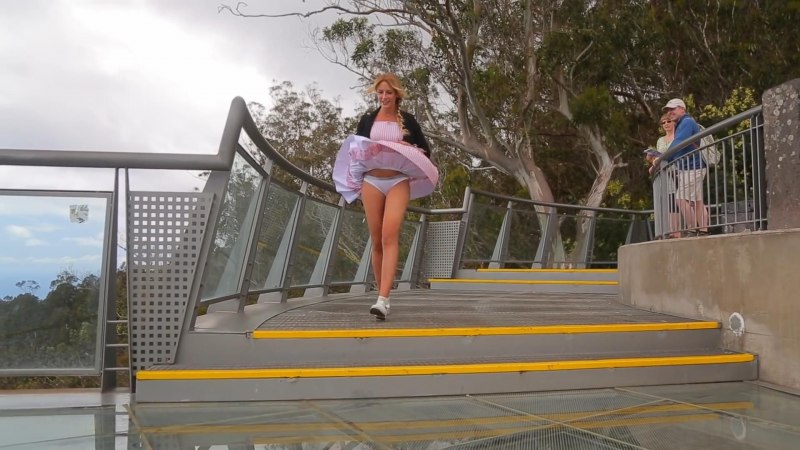 Голая блондинка в лесу частное