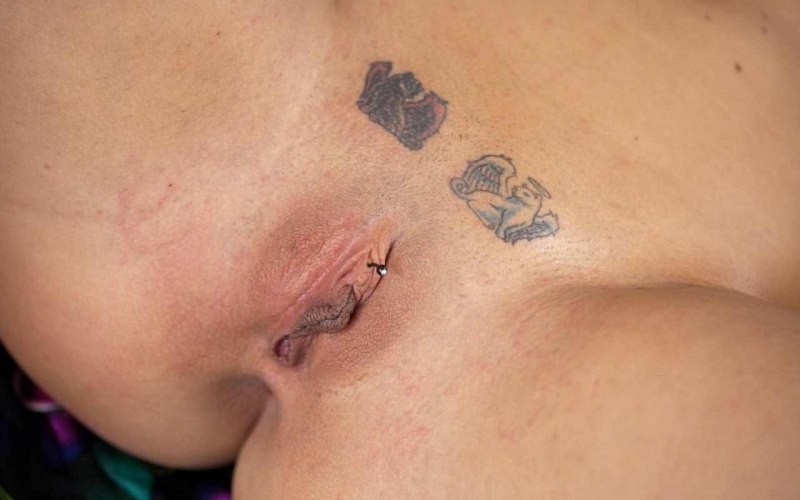 Клеймо у женщины на лобке