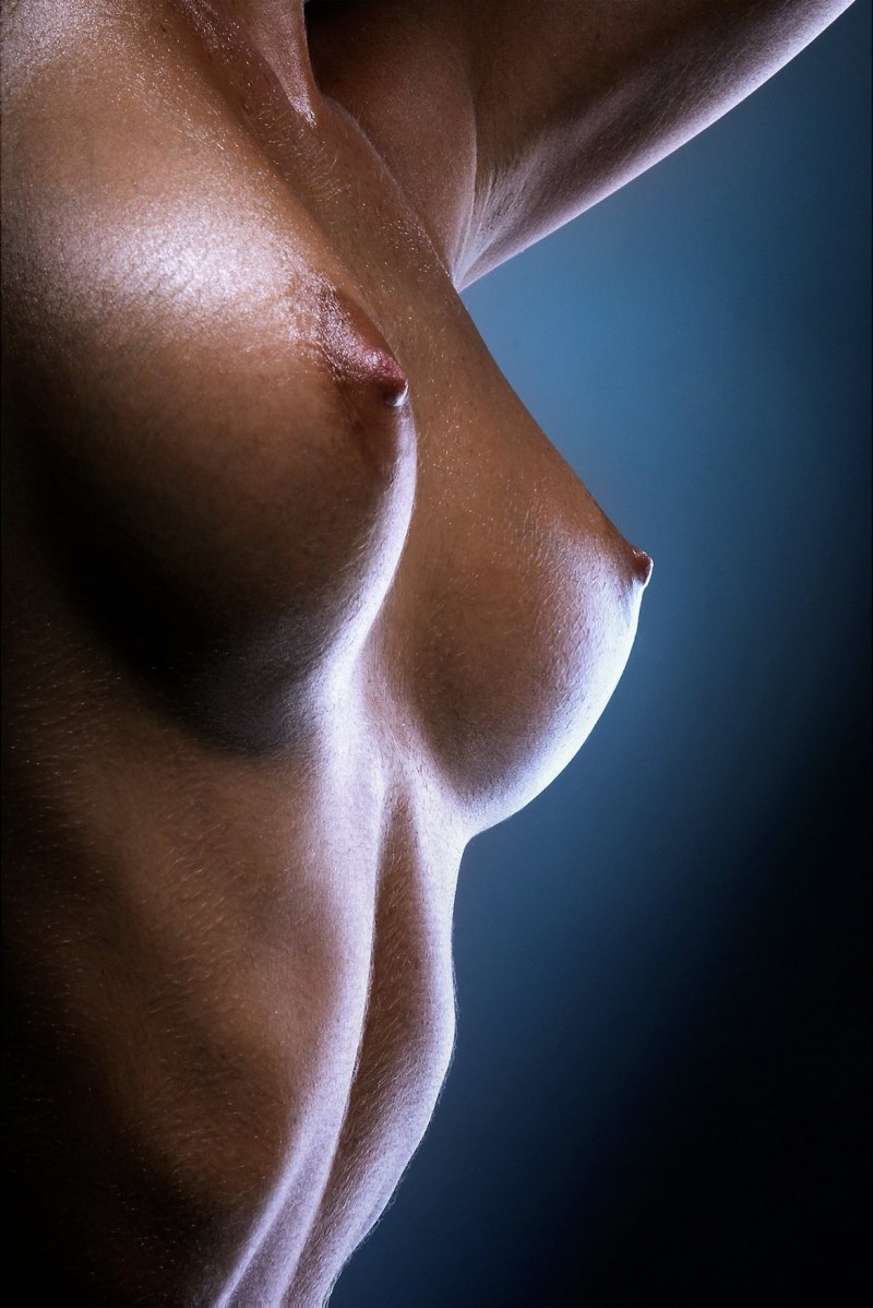 Маленькая упругая грудь