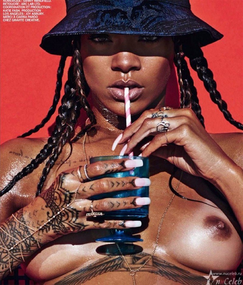 Певицы топлесс