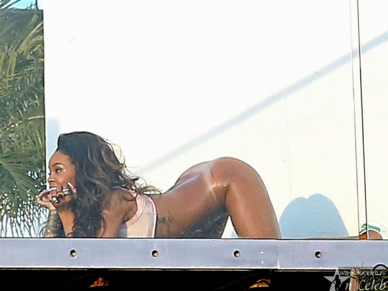 Голая певица Рианна 2020