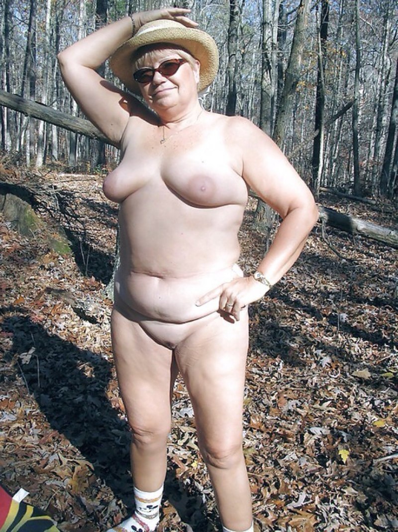 Голые старые бабы на природе