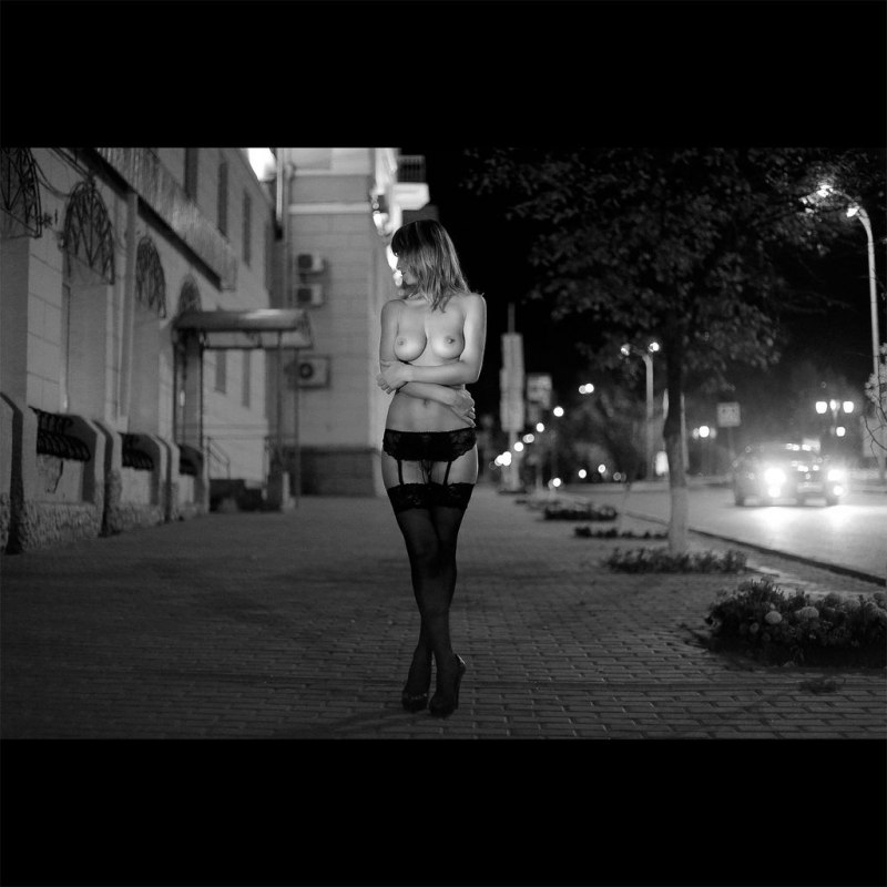 Художественное ню на улицах города