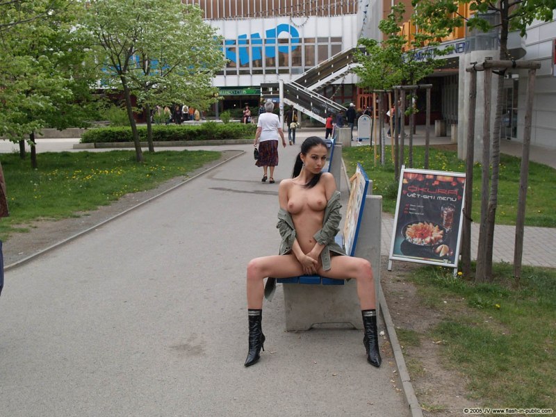 Шалавы раздеваются на улице