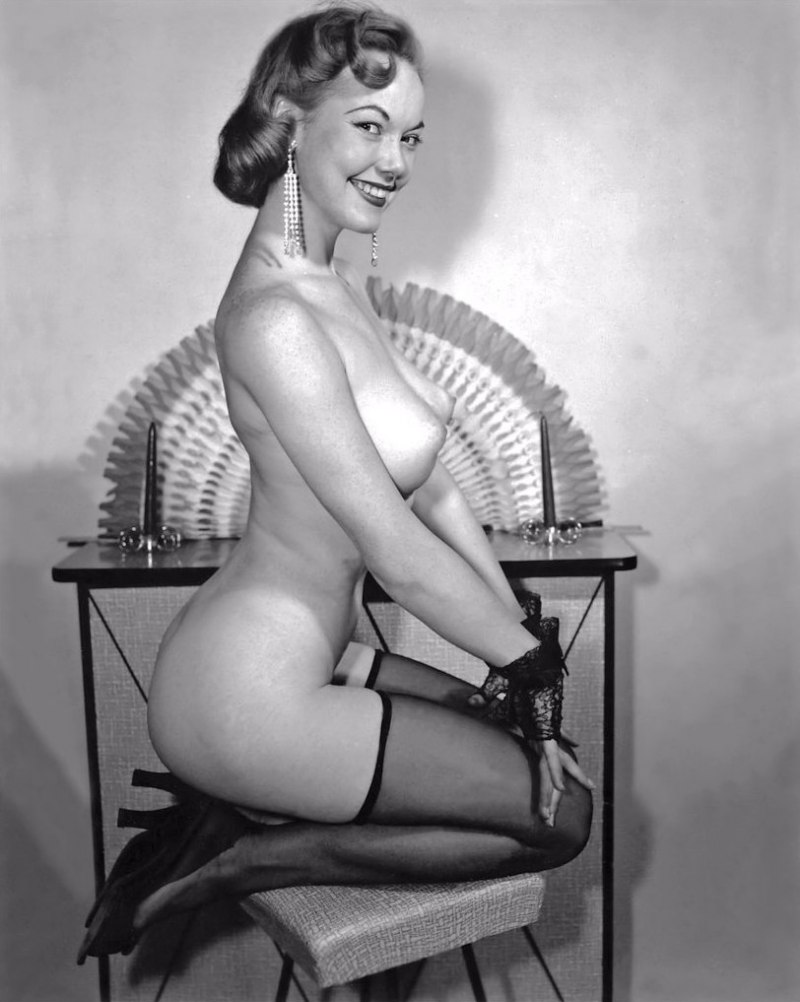 Голые женщины в стиле 50х