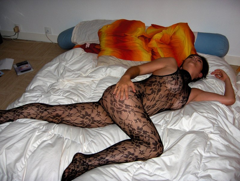 Жена в эро одежде частное