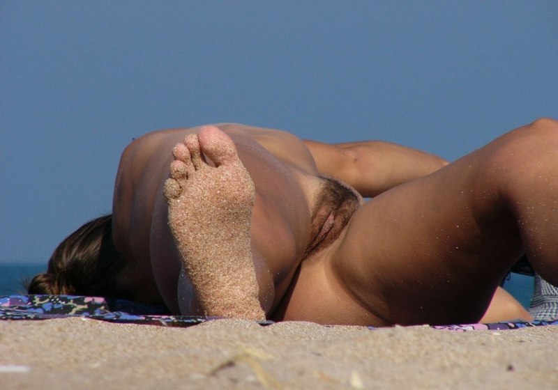 Голые женщины на пляже без трусов