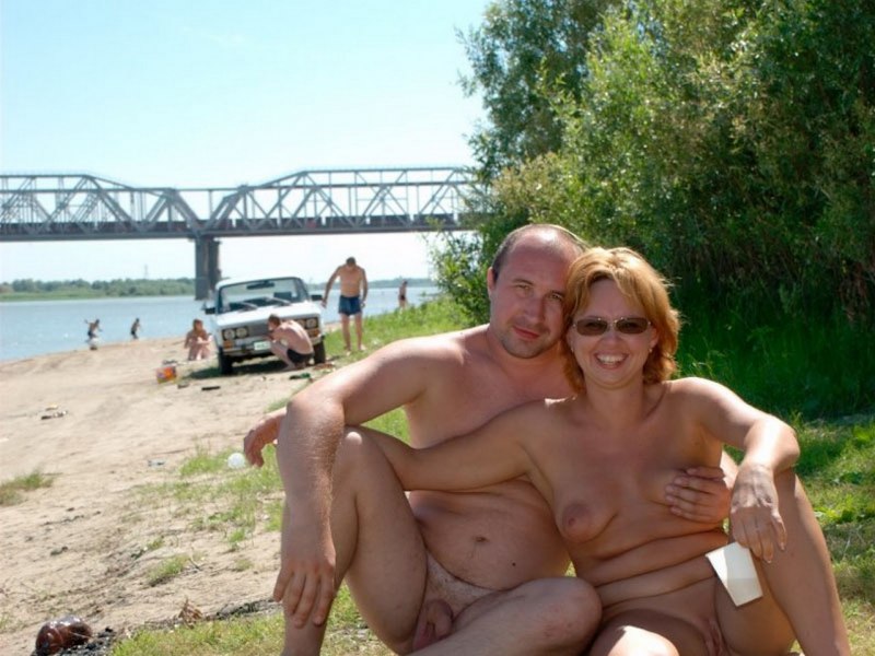 Молодые свингеры на природе