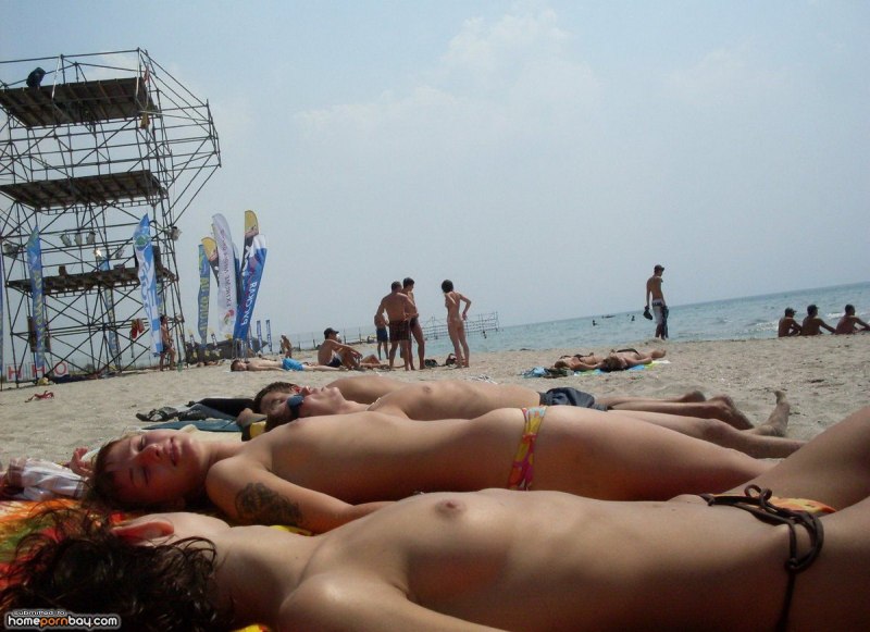 Нудизм на текстильном пляже