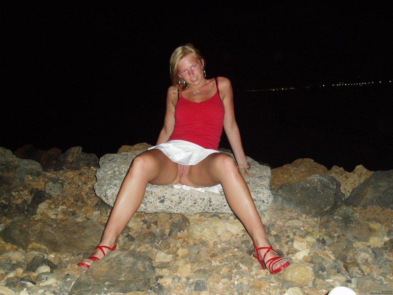 Жена без трусиков на море