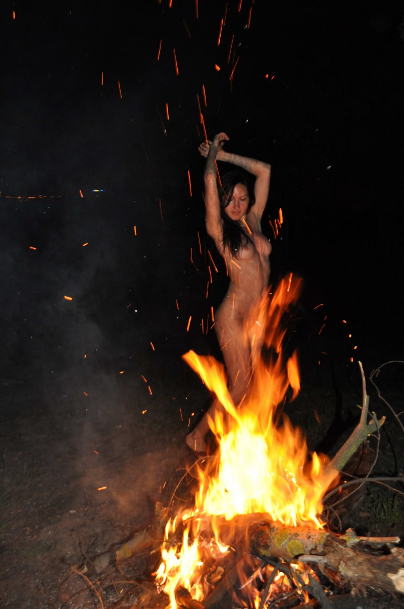 Голенькие девчонки у костра