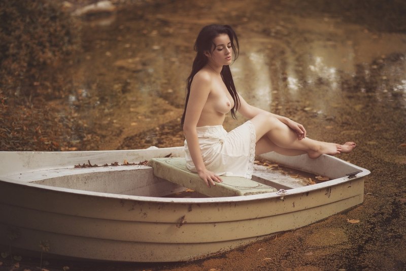 Эротическая фотосессия на лодке