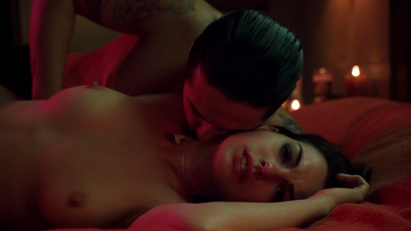 Энн Хэтэуэй грудь в фильме