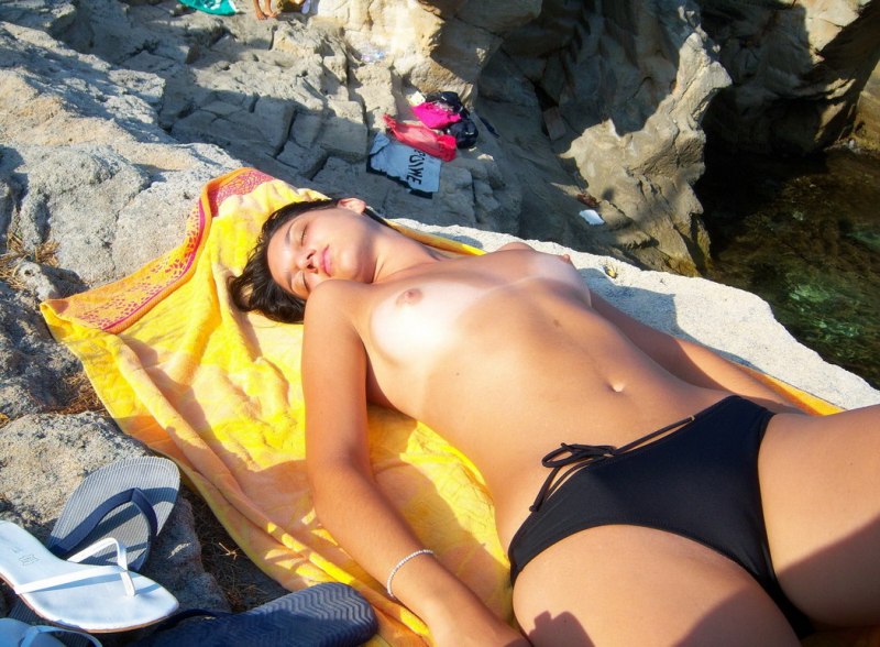 Загорает без купальника школьница