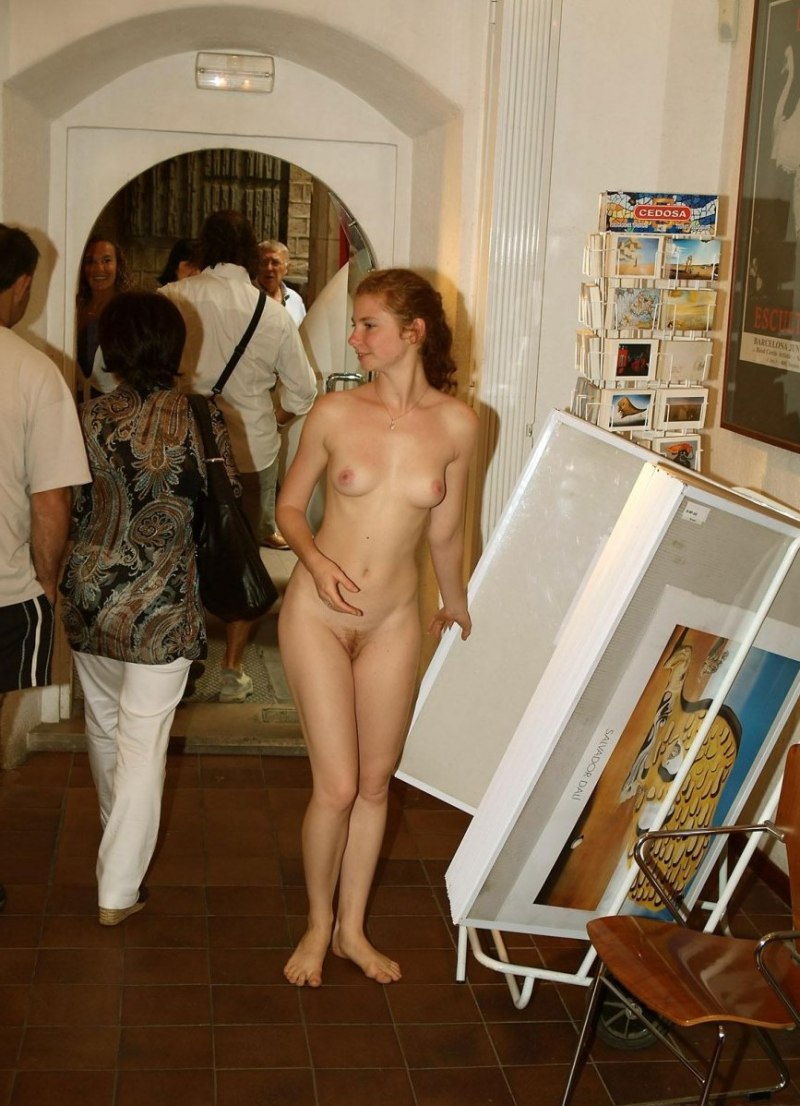 Девушка голышом при гостях