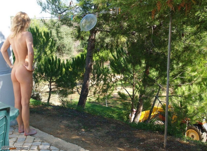 Жена не стесняется ходить голой