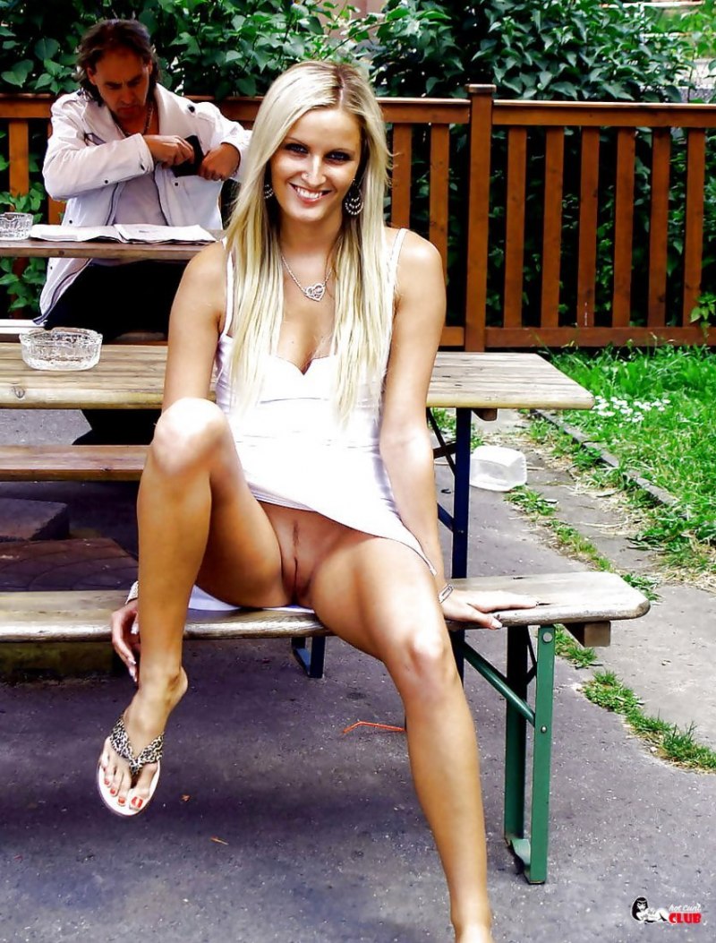 Жена без трусиков на публике