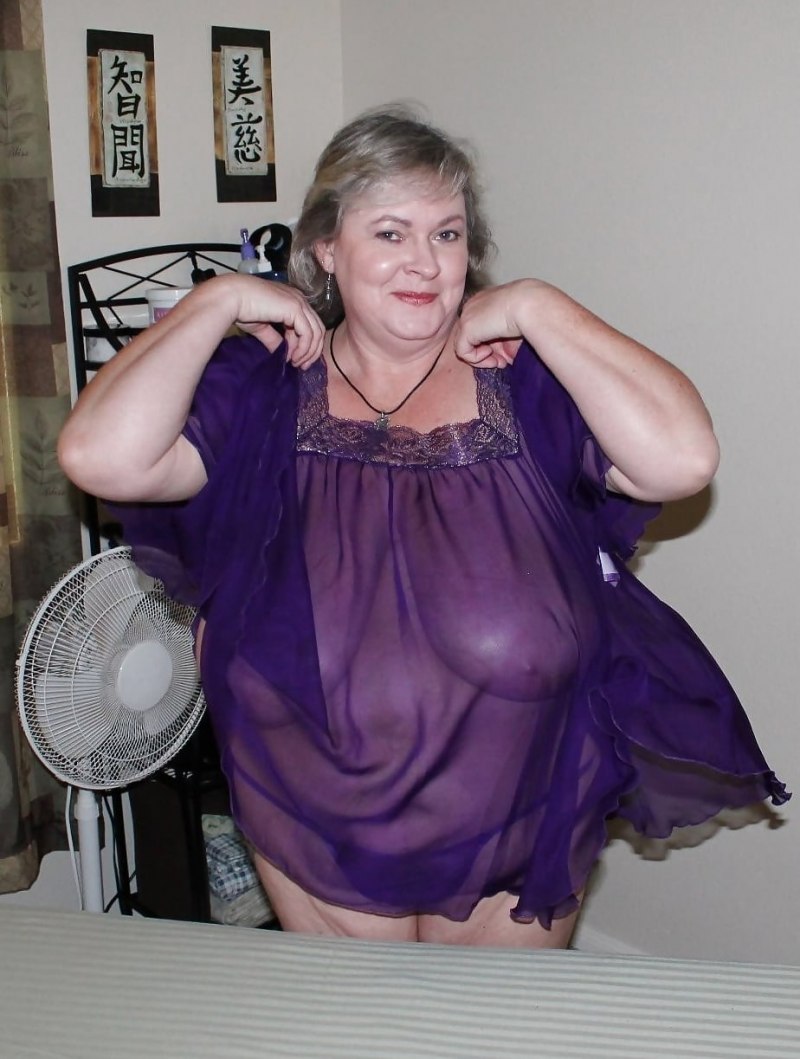 Голая толстушка в халате