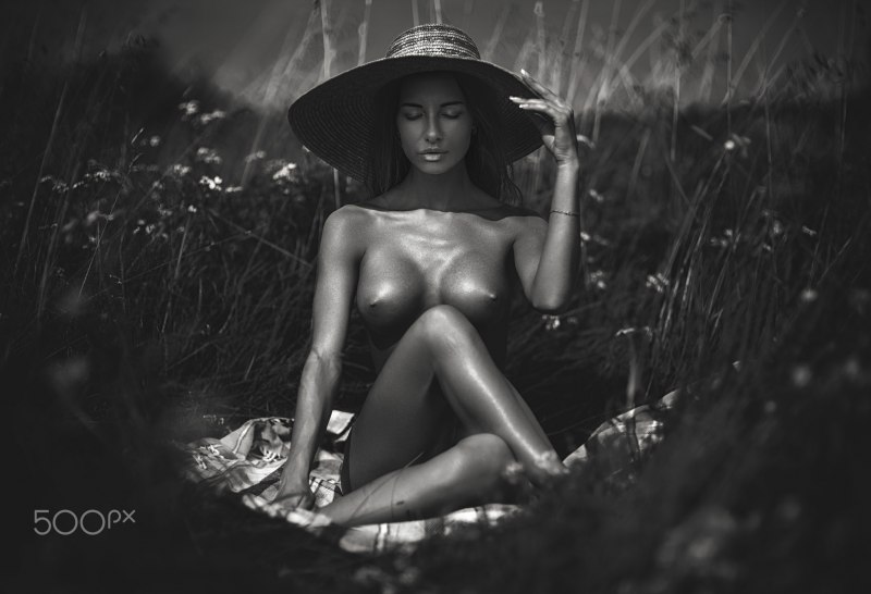 Красивые голые женщины на пляже