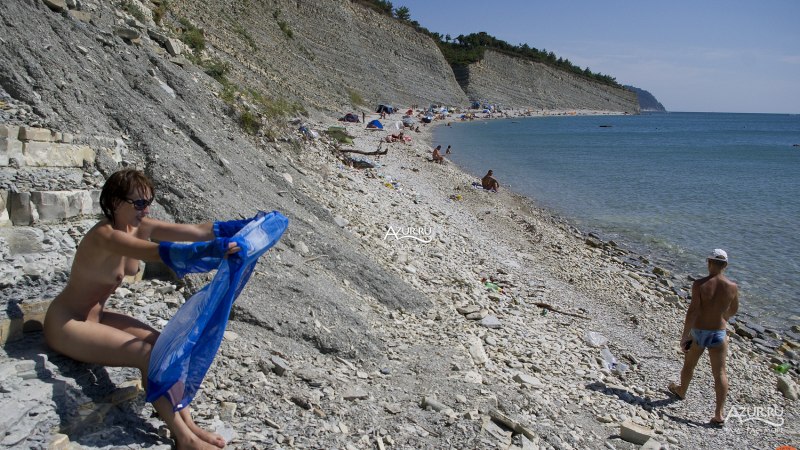 Нудистки на пляже в Геленджике