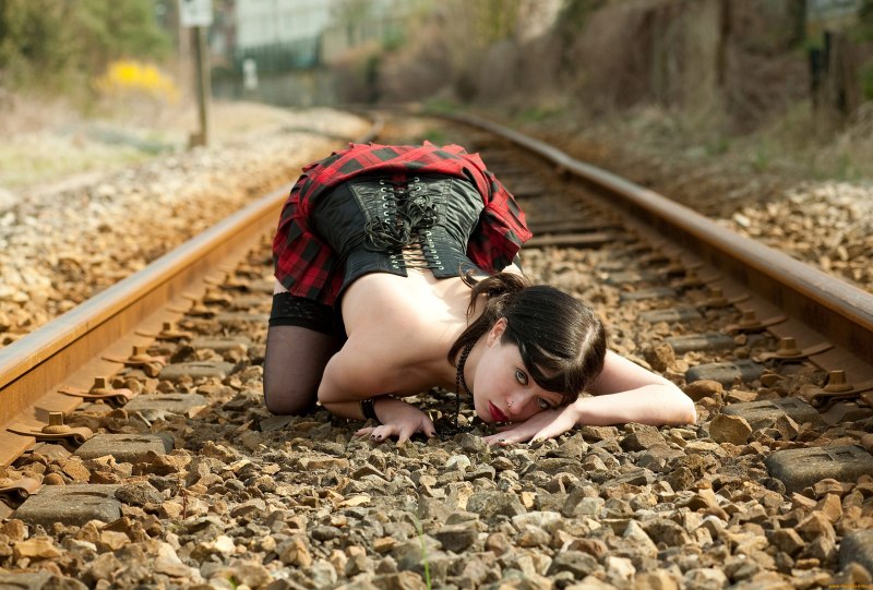 Ню фотосессия на рельсах