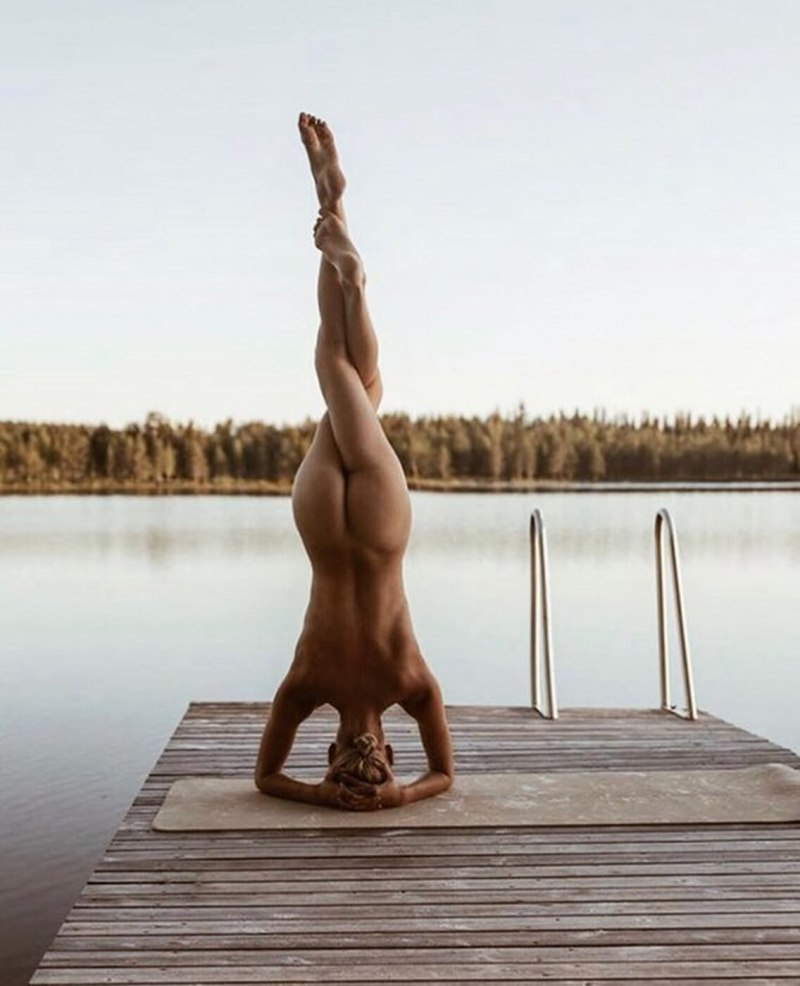 Стойка на руках голышом