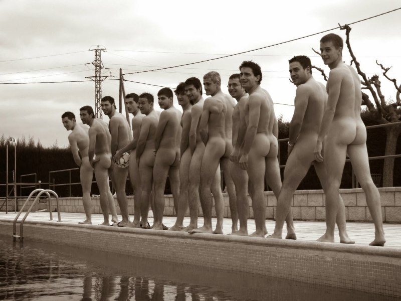 Бабы в озере купались голышом