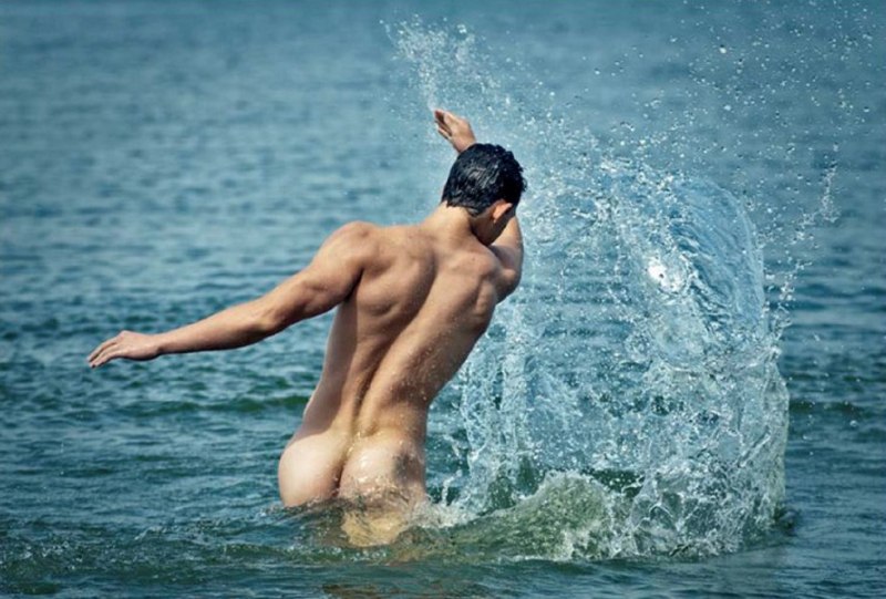 Купание мужчин голышом