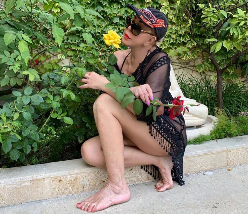 Любовь Успенская в ботфортах и в мини