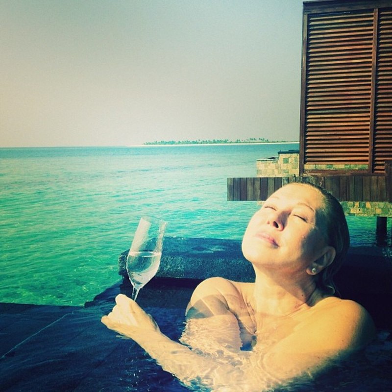 Любовь Успенская в желтом платье