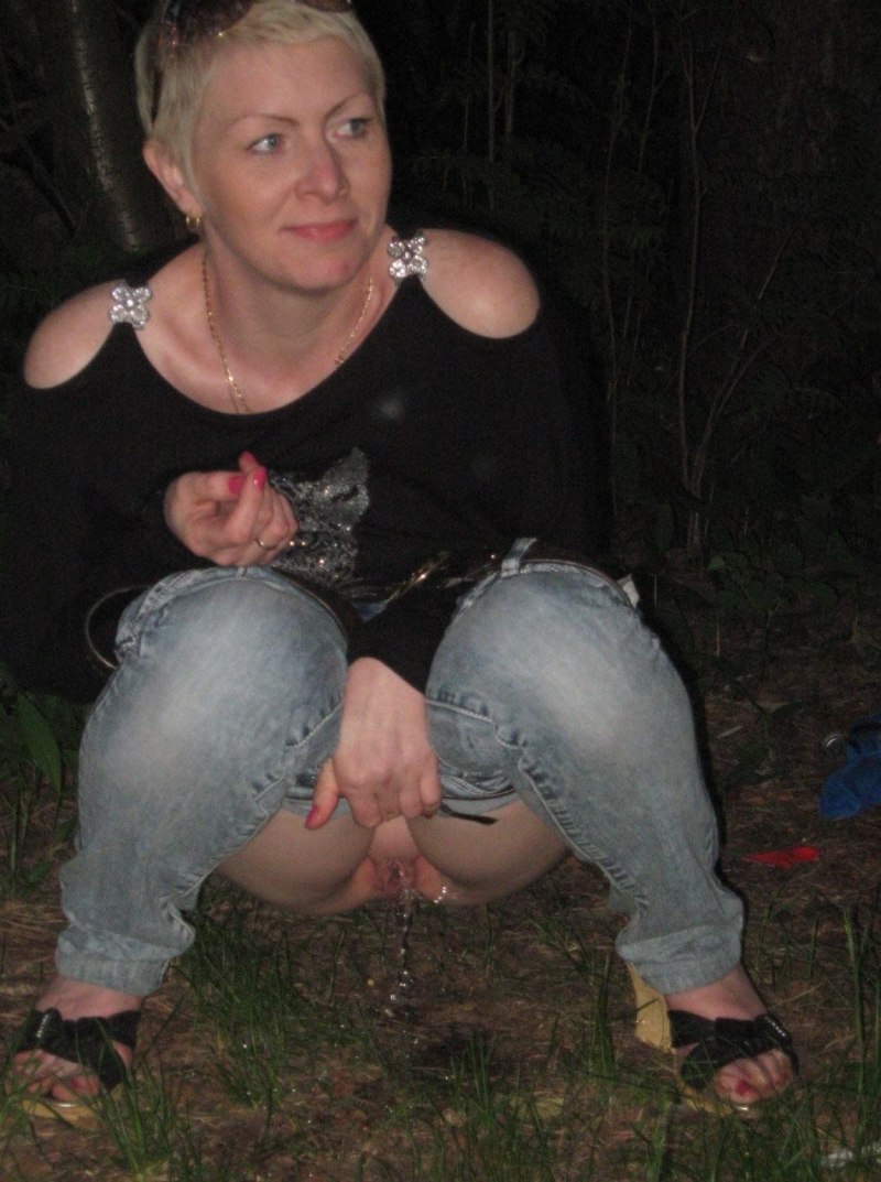 Девушка разделась на улице за деньги