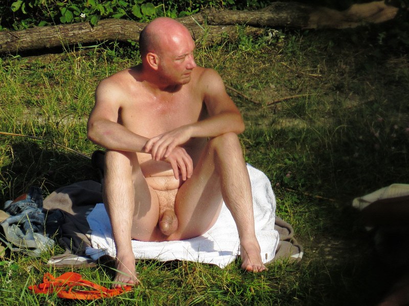 Голый мужчина на пляже частное