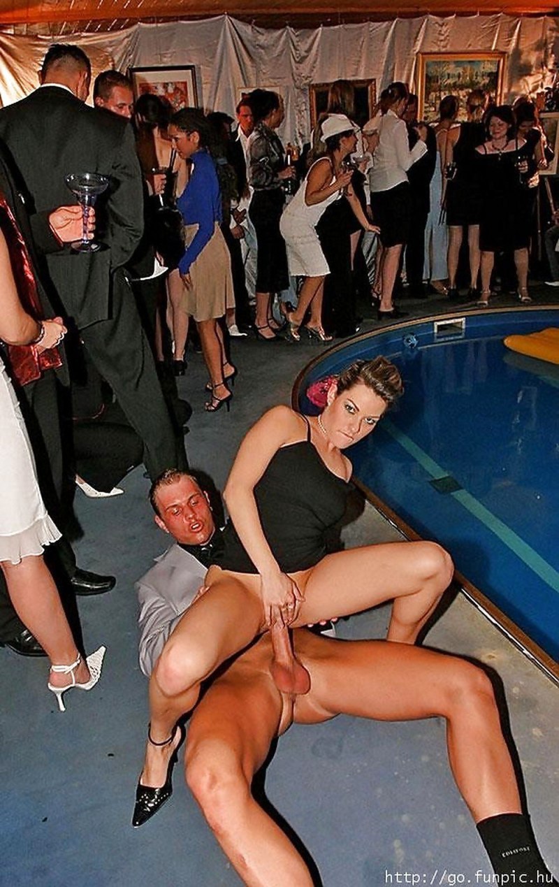 Голые стриптизерши на публике