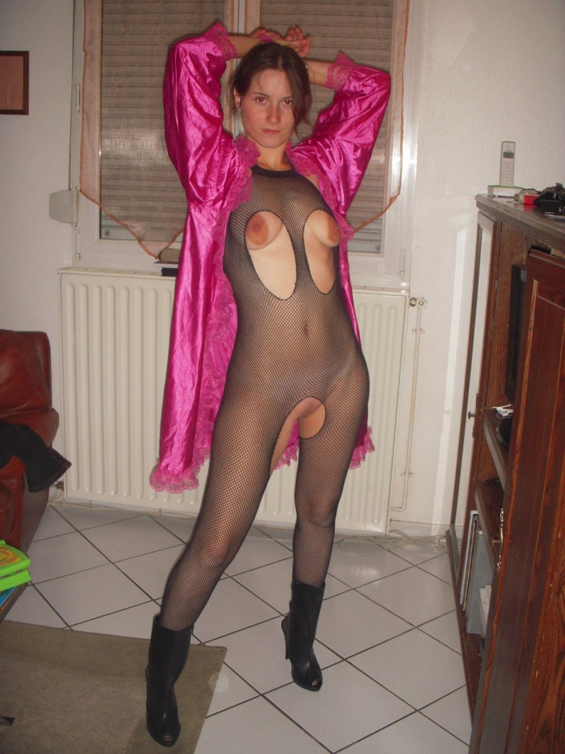 Голая женщина в костюме кошки