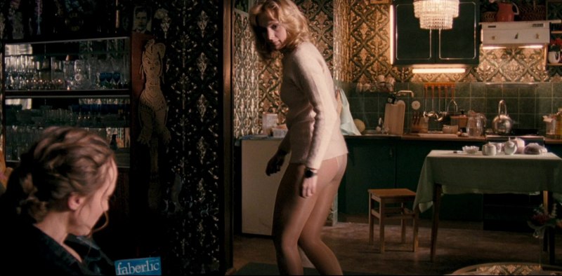 Голая в блестящих чулках