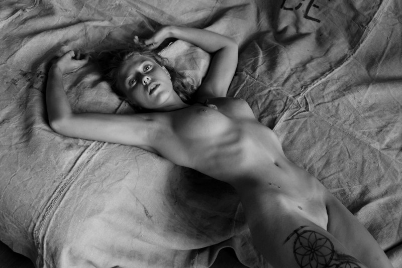 Голенькая Дикая девушка