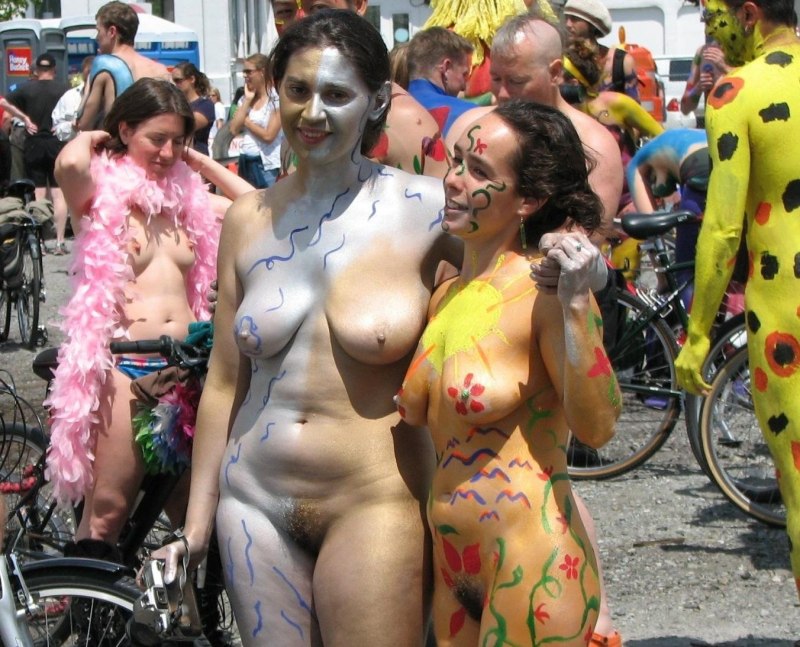 Голые женщины на фестивале
