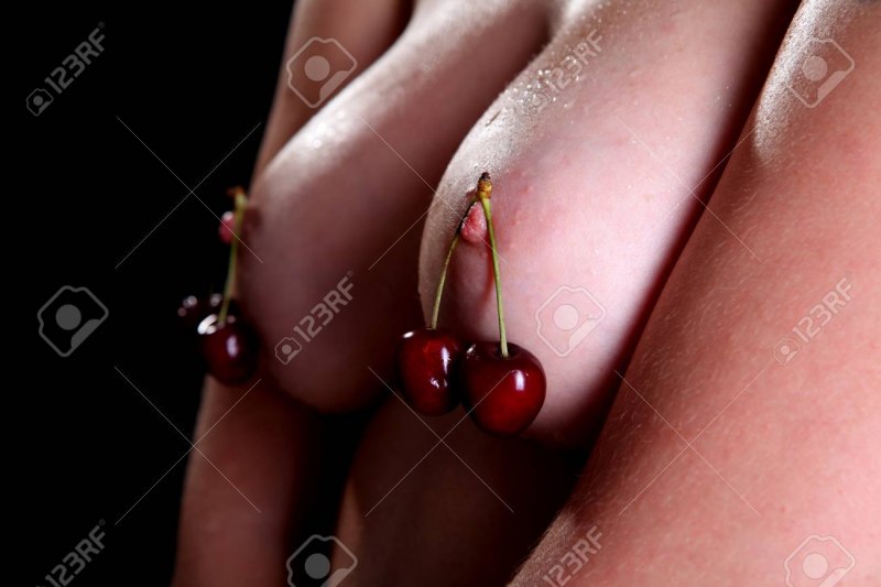 Вишня на женской груди