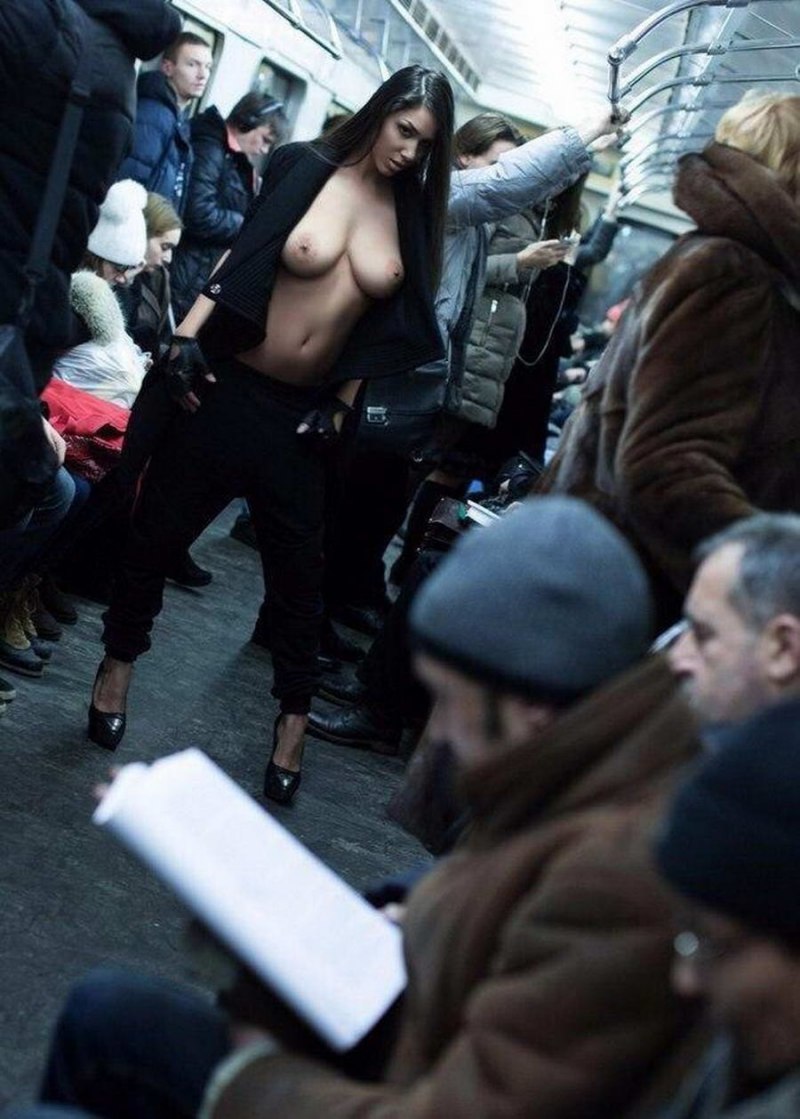 Эротическая фотосессия в метро