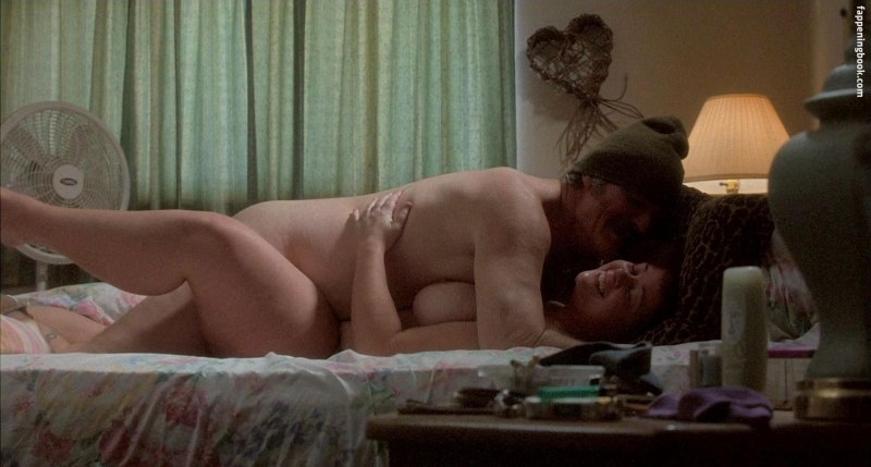 Голая в надувном бассейне