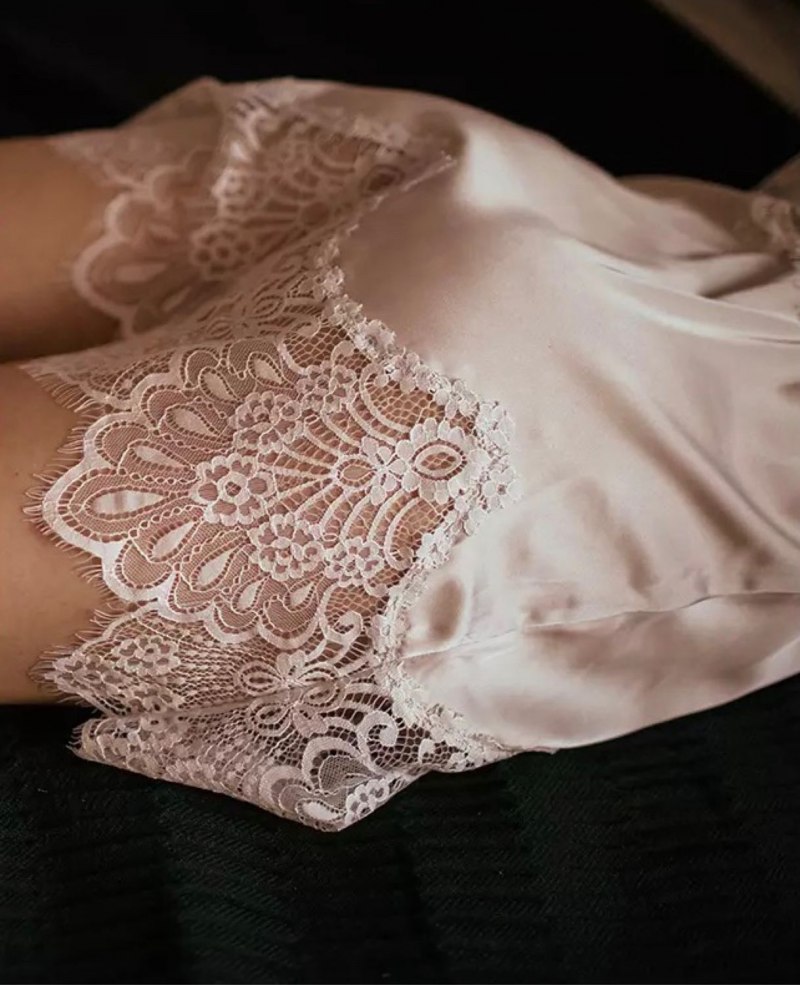 Голая в кружевном платье