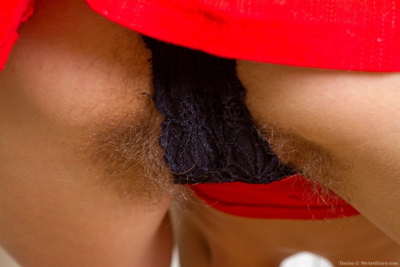 Волосатая пизденка под юбкой