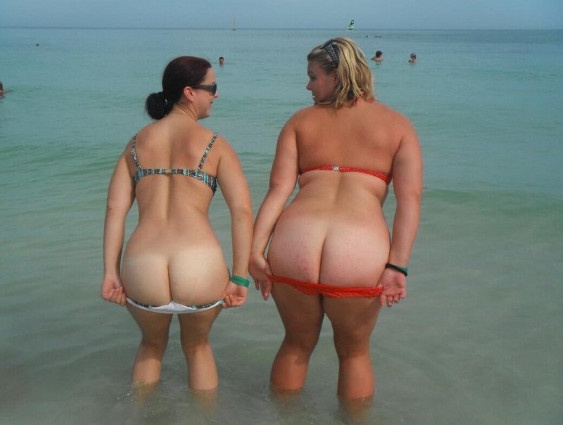 Нудистки с большими попами