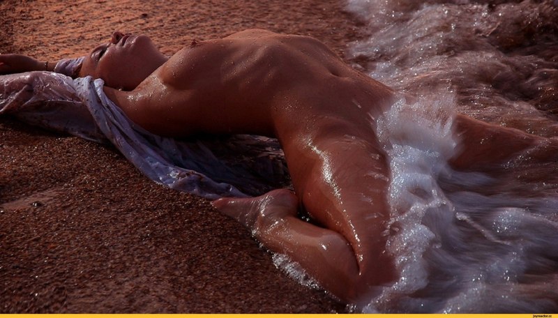 Красивая пара на пляже ню